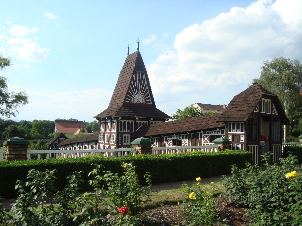 Nové Město nad Metují - lâu đài - cây cầu gỗ của Jurkovič trong khu vườn lâu đài - Ảnh: Ulrych Mir.