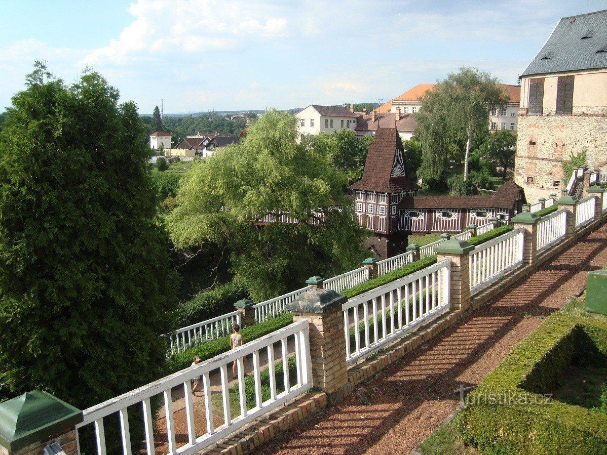 Nové Město nad Metují - 城堡 - Jurkovič 在城堡花园中的木桥 - 照片：Ulrych Mir。