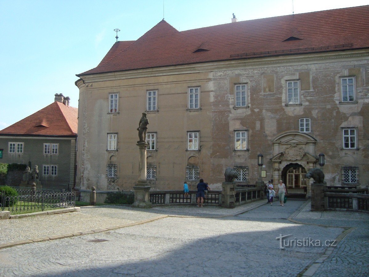 Nové Město nad Metují-Schloss-Renaissance-Statue auf einer Säule aus dem 17. Jahrhundert-Brauno-Statue