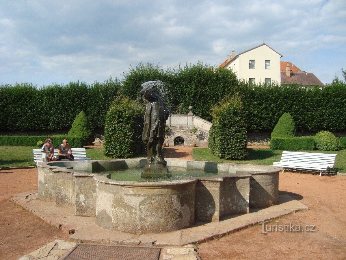 Nové Město nad Metují-噴水のある城庭園-写真: Ulrych Mir.