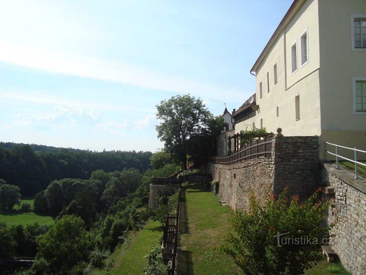 Nové Město nad Metují - δυτικοί τοίχοι και ένα σπίτι στην πρώην Πύλη του Βουνού, που κατεδαφίστηκε το έτος 1
