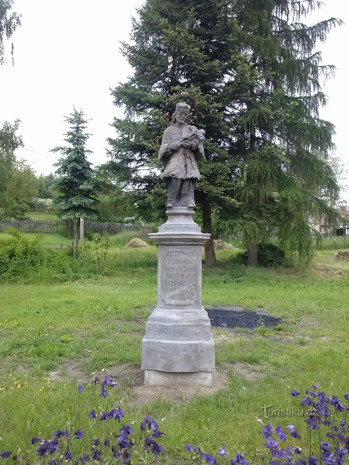 Estátua recém-reparada de St.Jz Nepomuk 11.5.2013 na aldeia de Vrahožilá