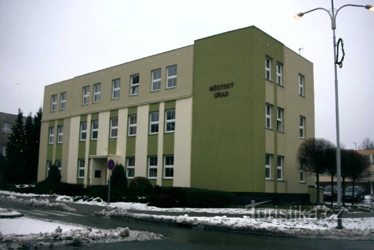 nowo wyremontowany urząd miasta w Rychwałdzie