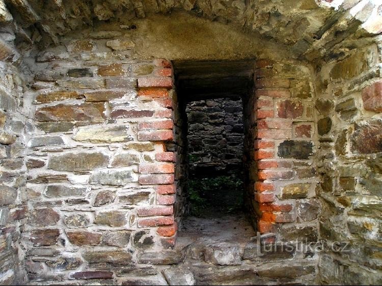 Ingresso della torre principale, recentemente traforato