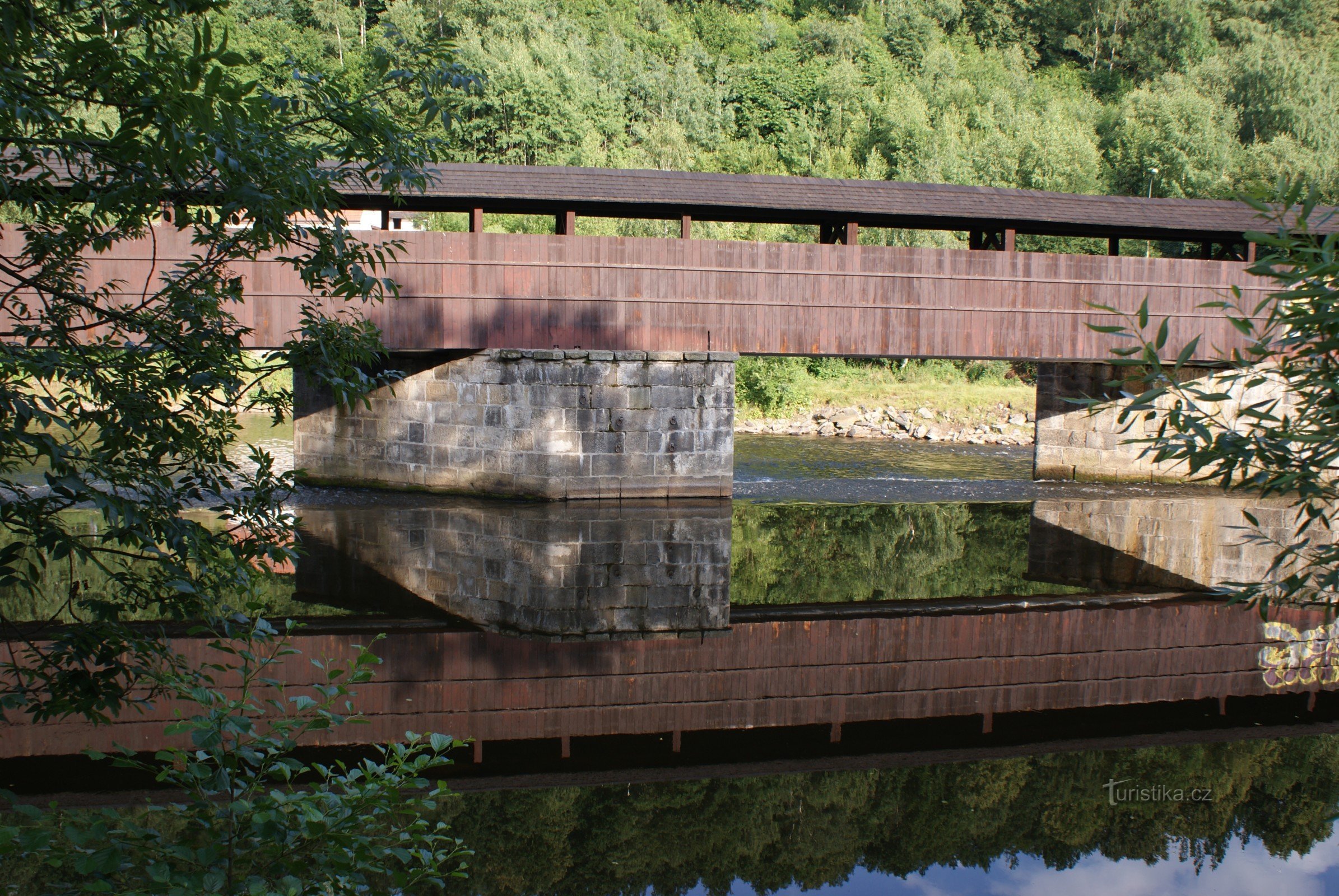 Nové Spolí – ξύλινη καλυμμένη πεζογέφυρα Na Rechlích (Český Krumlov)