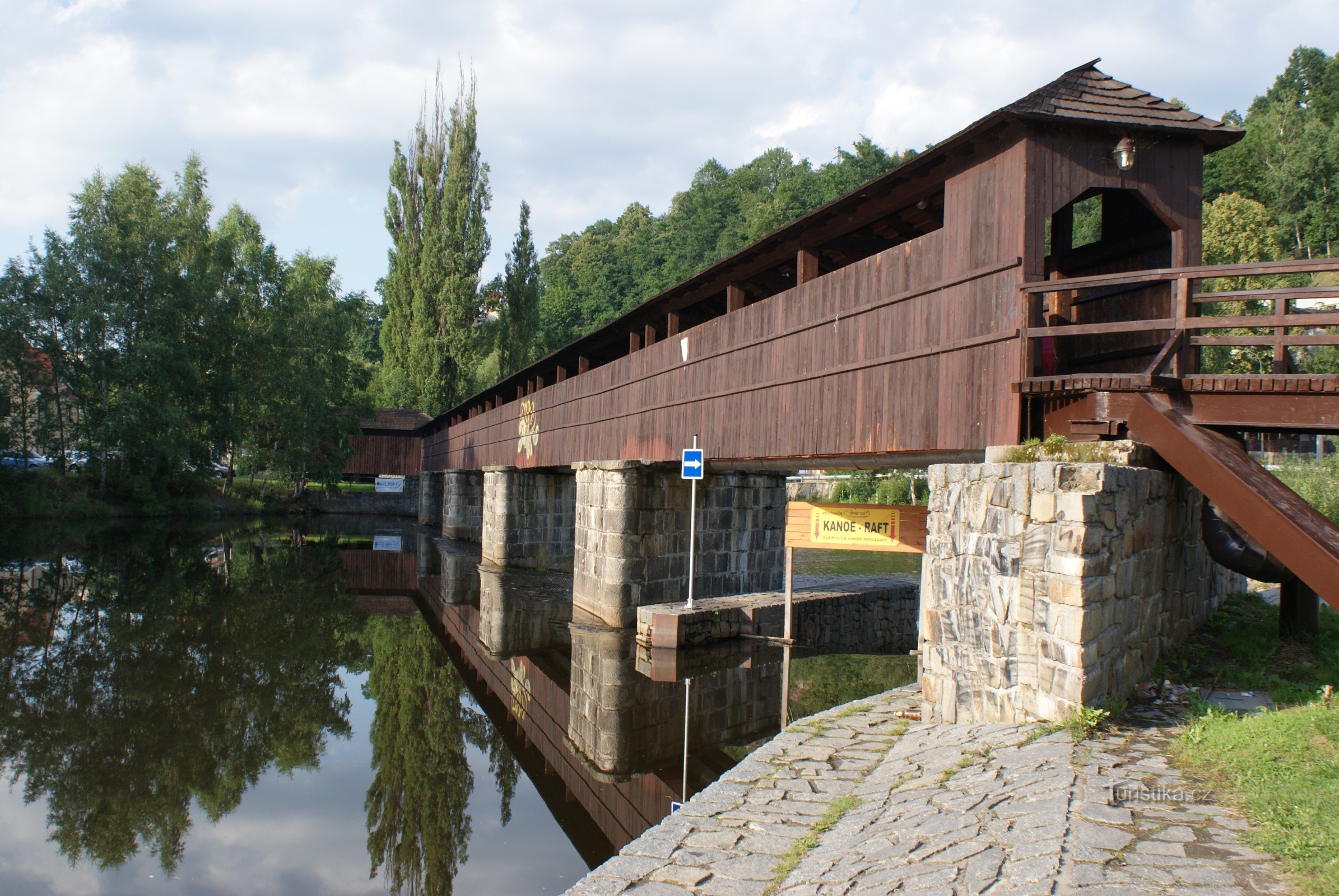 Nové Spolí - houten overdekte voetgangersbrug Na Rechlích (Český Krumlov)