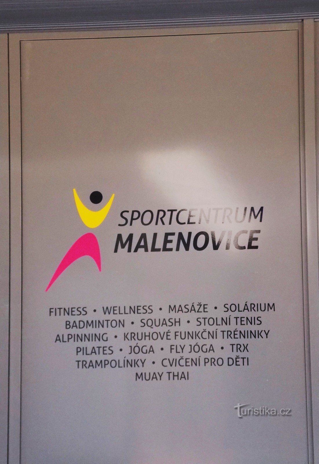 位于兹林附近 Malenovice 的新体育中心设有餐厅