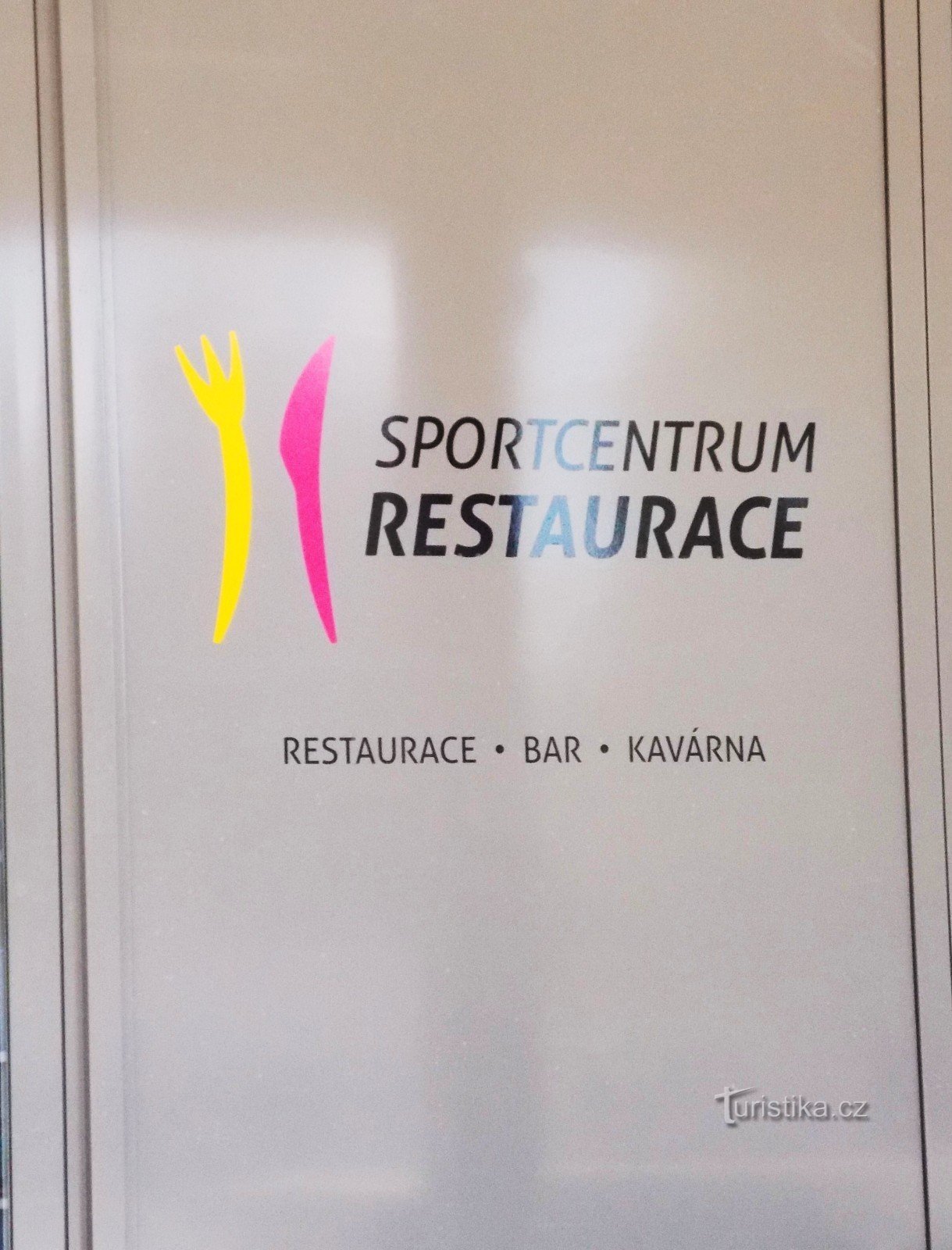 位于兹林附近 Malenovice 的新体育中心设有餐厅