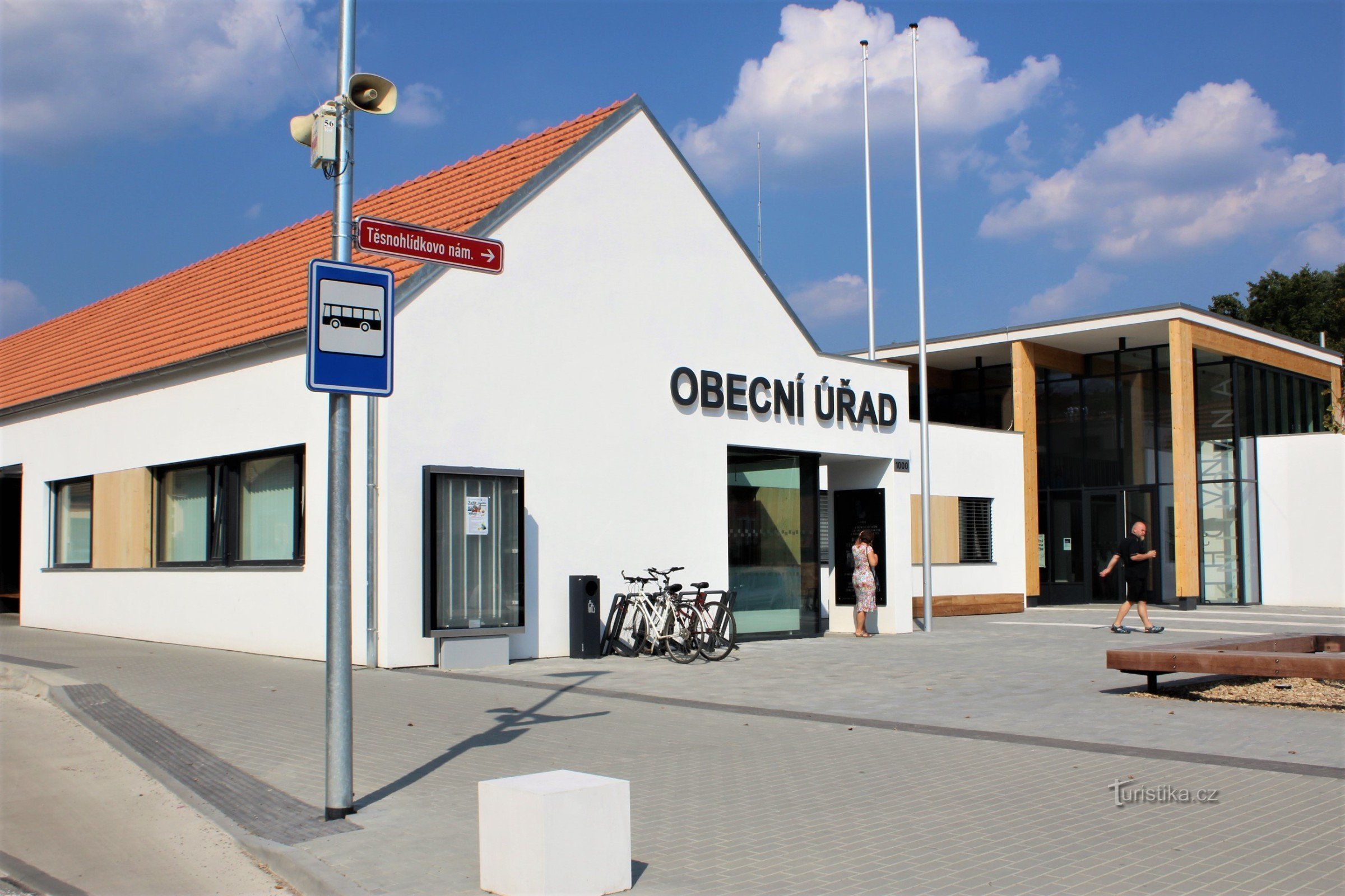 Neuer Tésnohlídkovo-Platz mit dem Gemeindeamt und der Bibliothek