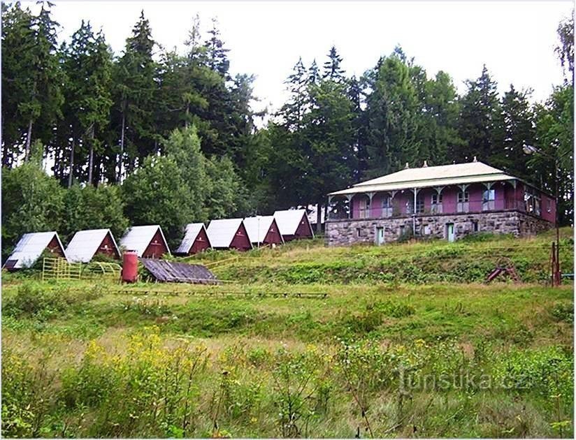 Nové Valteřice - castillo y cabañas del antiguo campamento infantil - Fotografía: Ulrych Mir.