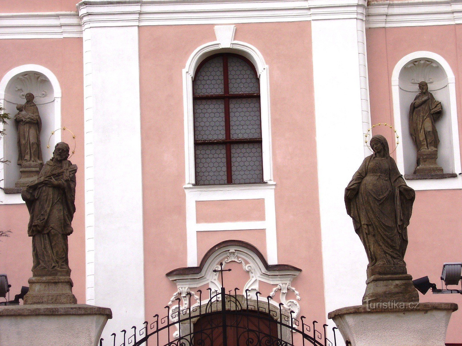 Nové Veselí - kirkko ja patsaita