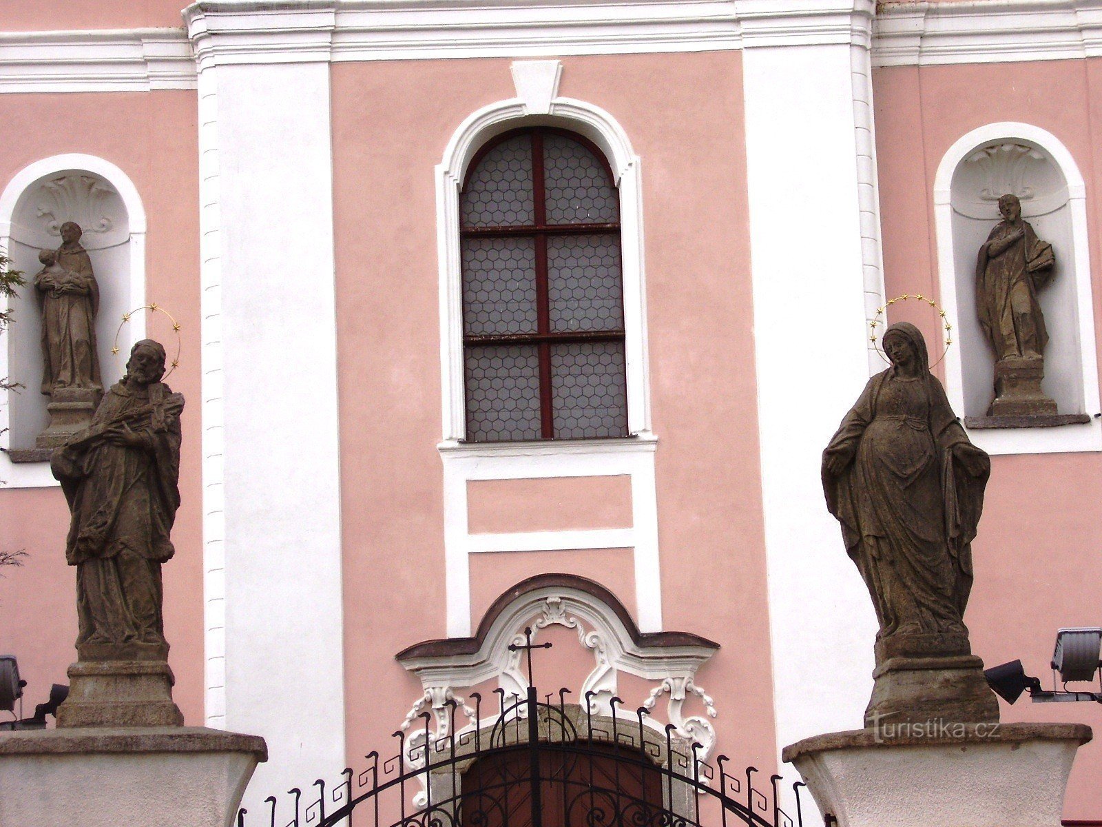 Nové Veselí - chiesa e statue