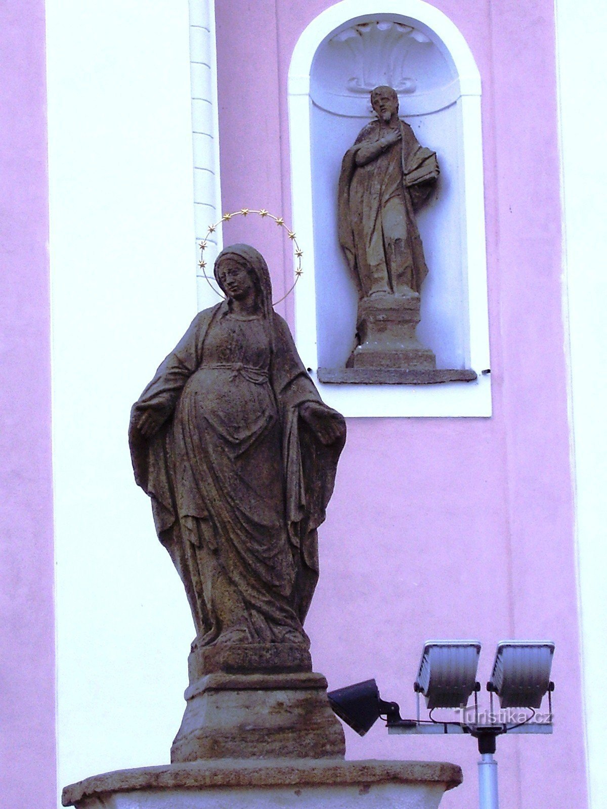 Nové Veselí - kirkko ja patsaita