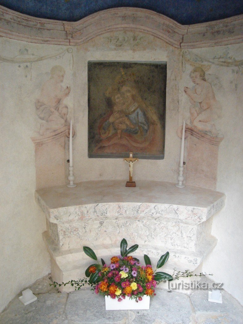 Hiljattain kunnostettuja maalauksia kappelin sisällä