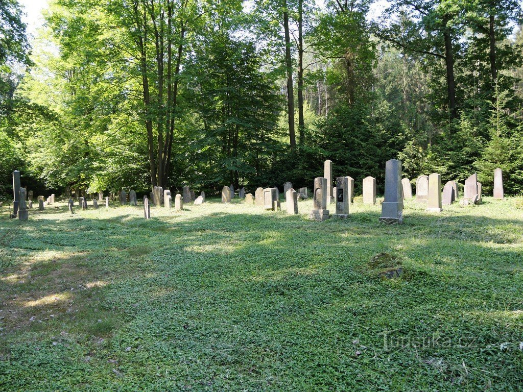 Die neuere Seite des Friedhofs aus dem 19. Jahrhundert