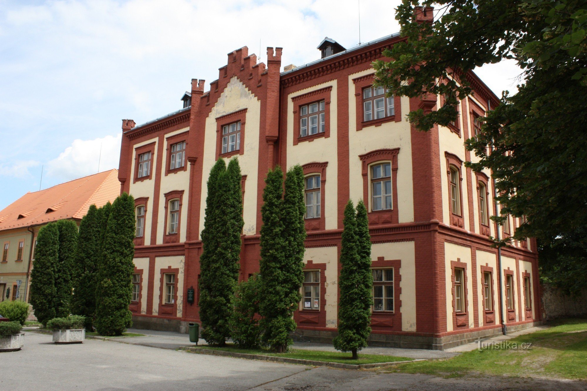 Edifício neogótico da velha escola em Netolice