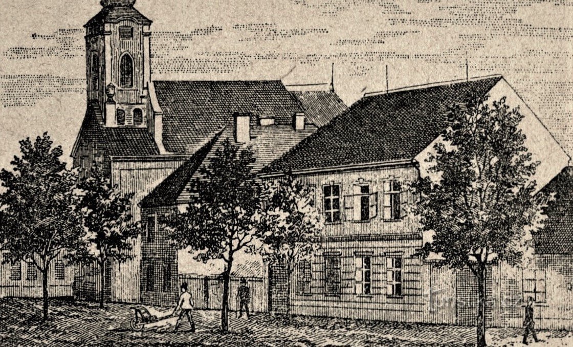 Cô nhi viện Novohradecky vào cuối thế kỷ 19, bên trái vẫn còn nhà xứ và nhà thờ
