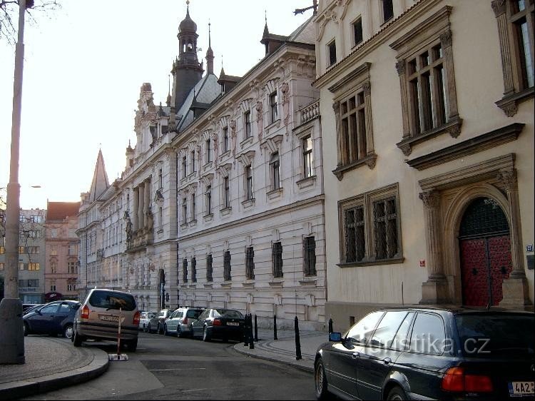 Noua primărie și tribunal municipal: partea de nord a Karlova náměstí.