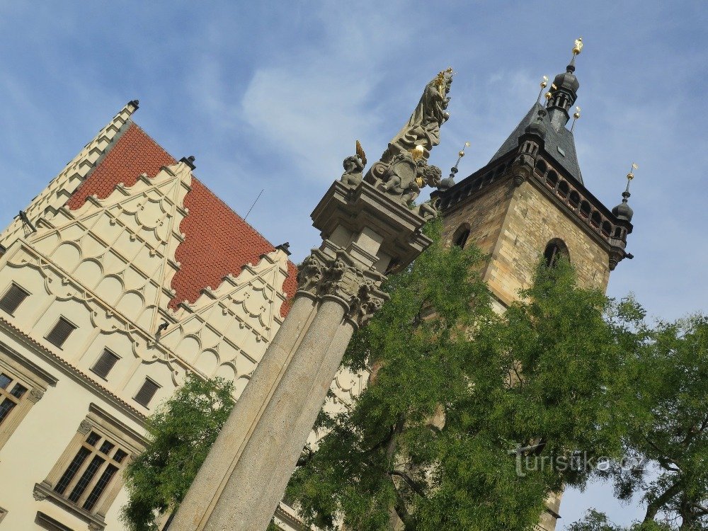 Câmara municipal de Novoměstská e coluna de St. Joseph