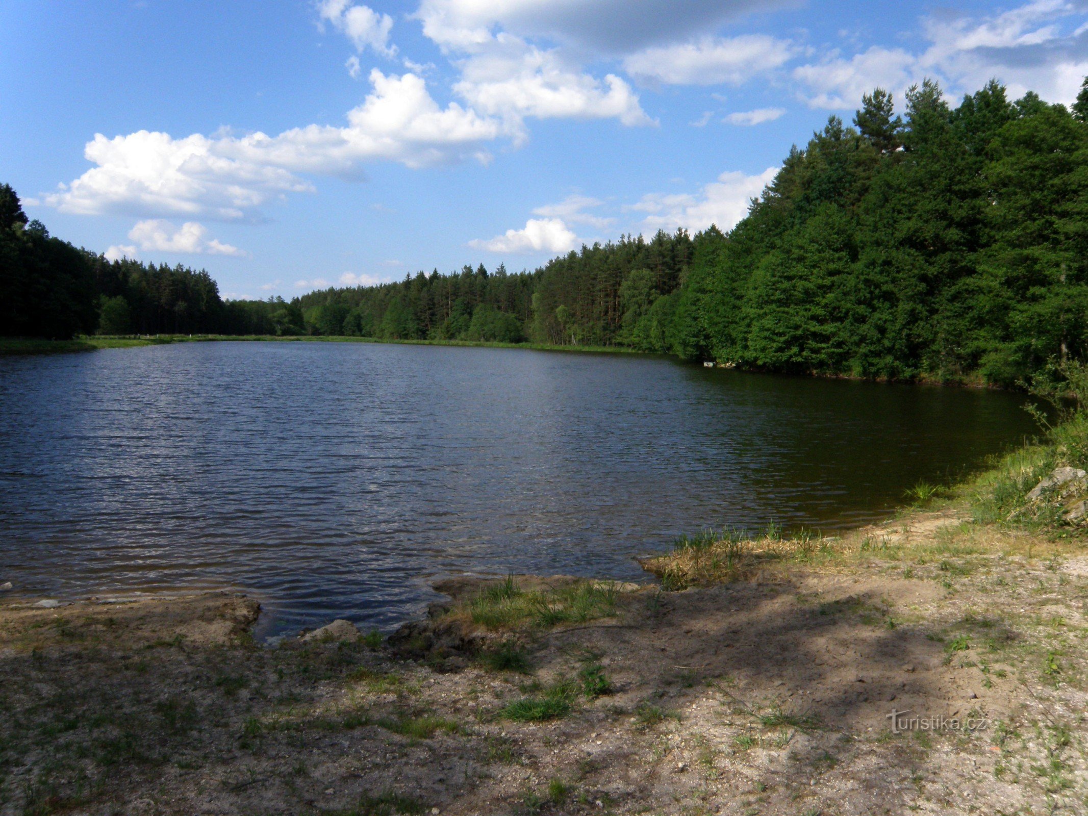 Teich Novomlýn in der Nähe des Hotels Peršlák