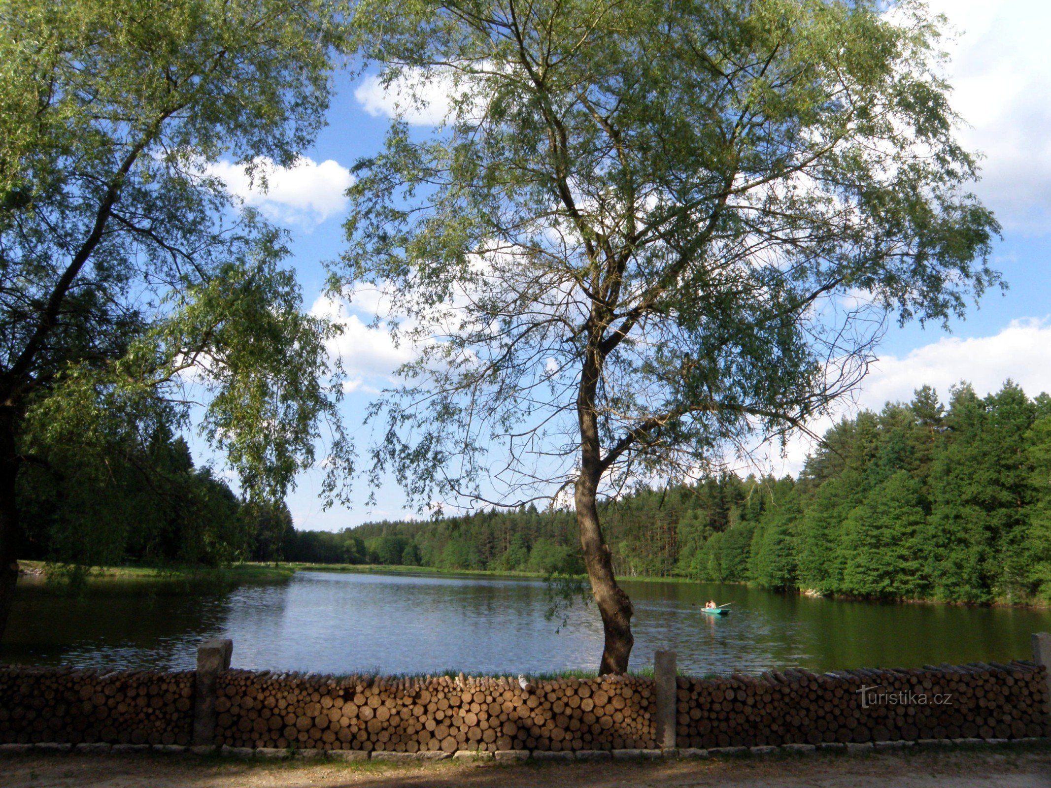 Novomlýn Pond gần Peršlák Hotel