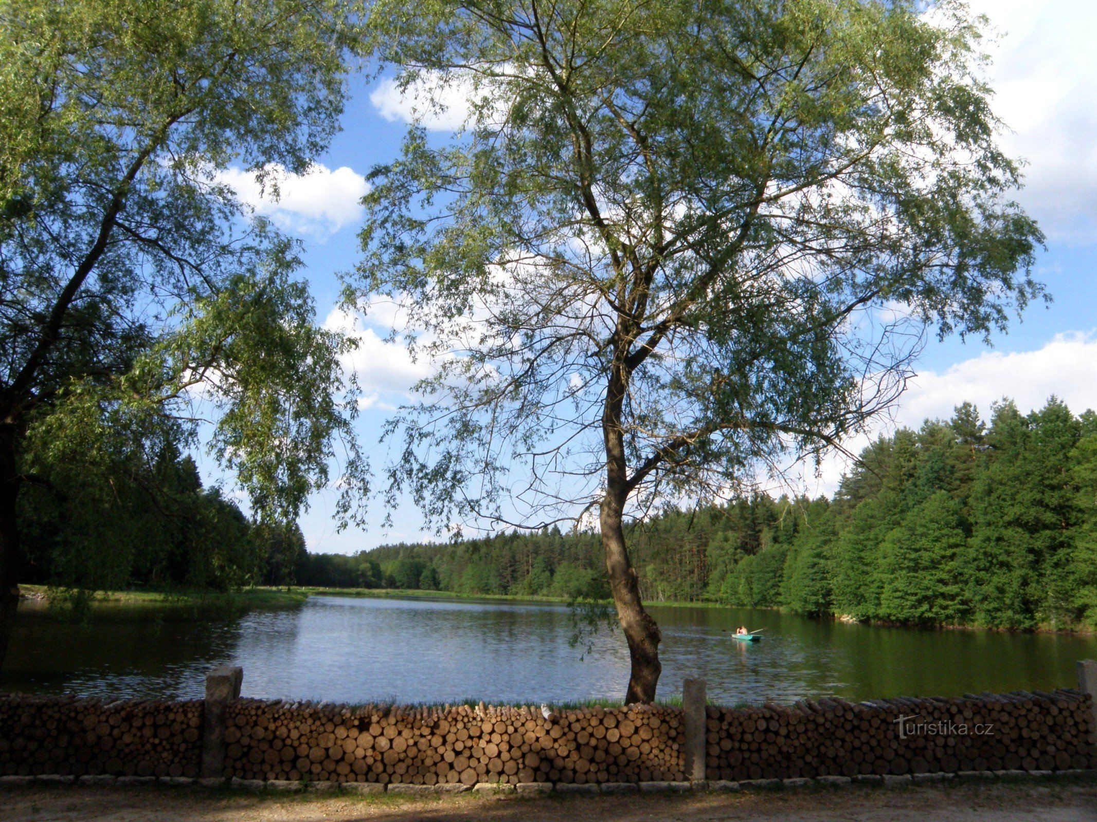 Lago Novomlýn perto do Hotel Peršlák