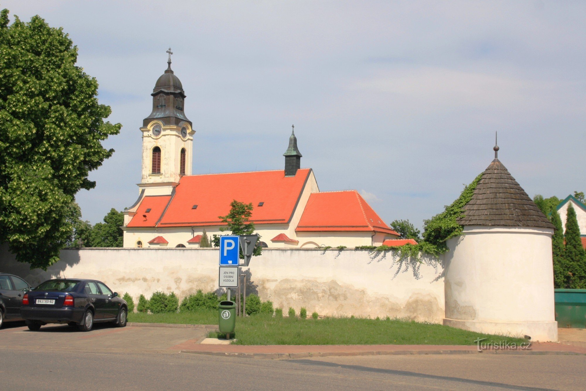 Nyrenæssancekirkegård og Jomfru Marias himmelfartskirke