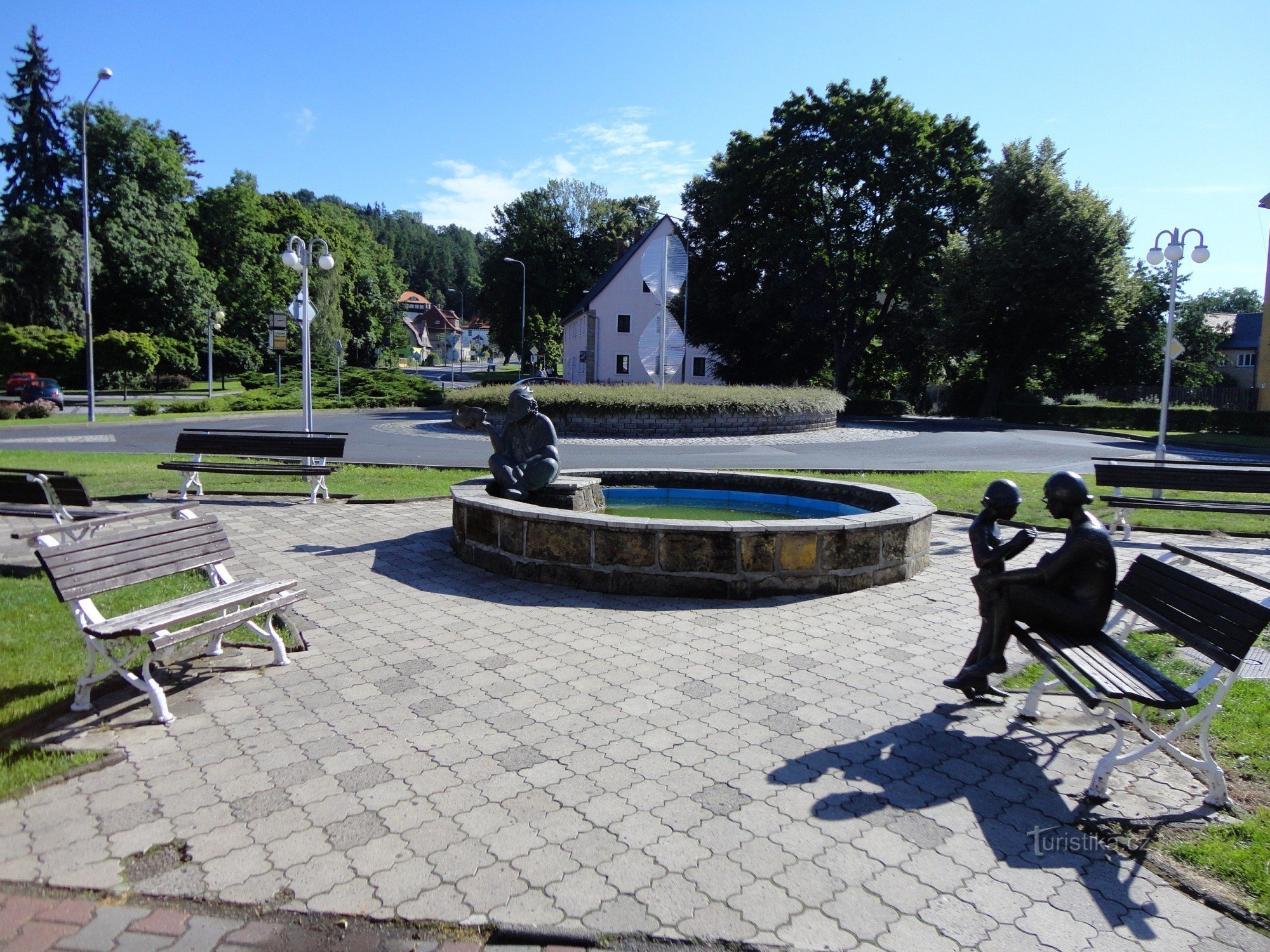 Nový Bor - fontaine de pêcheur et statue assise