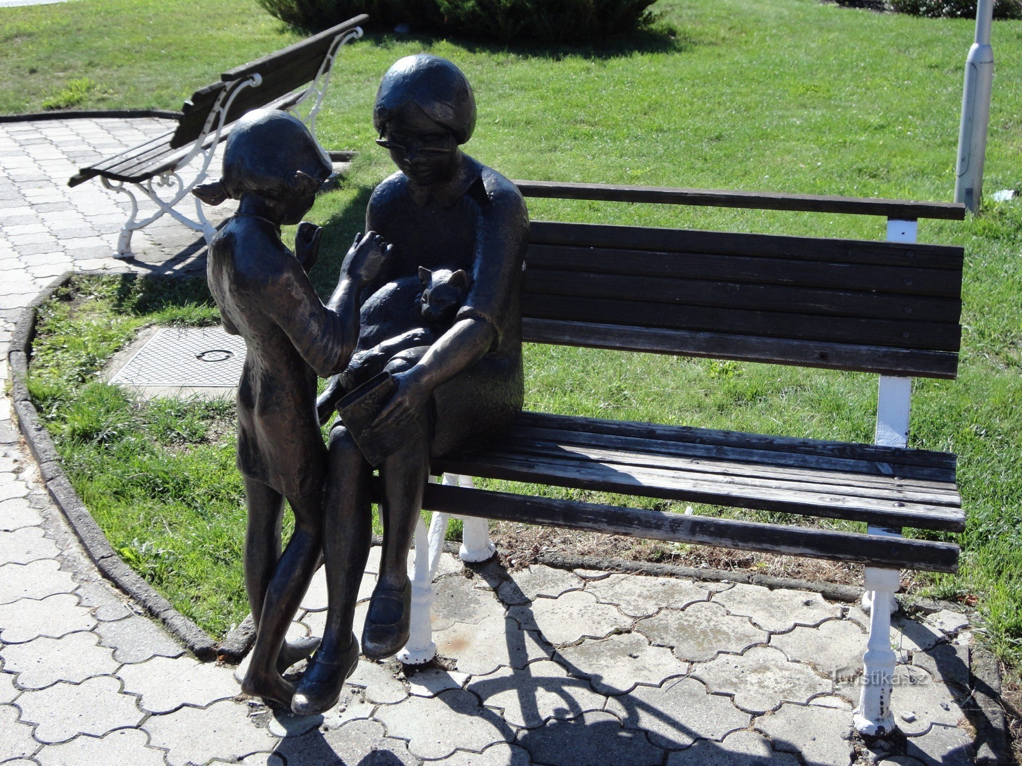 Nový Bor - fontaine de pêcheur et statue assise