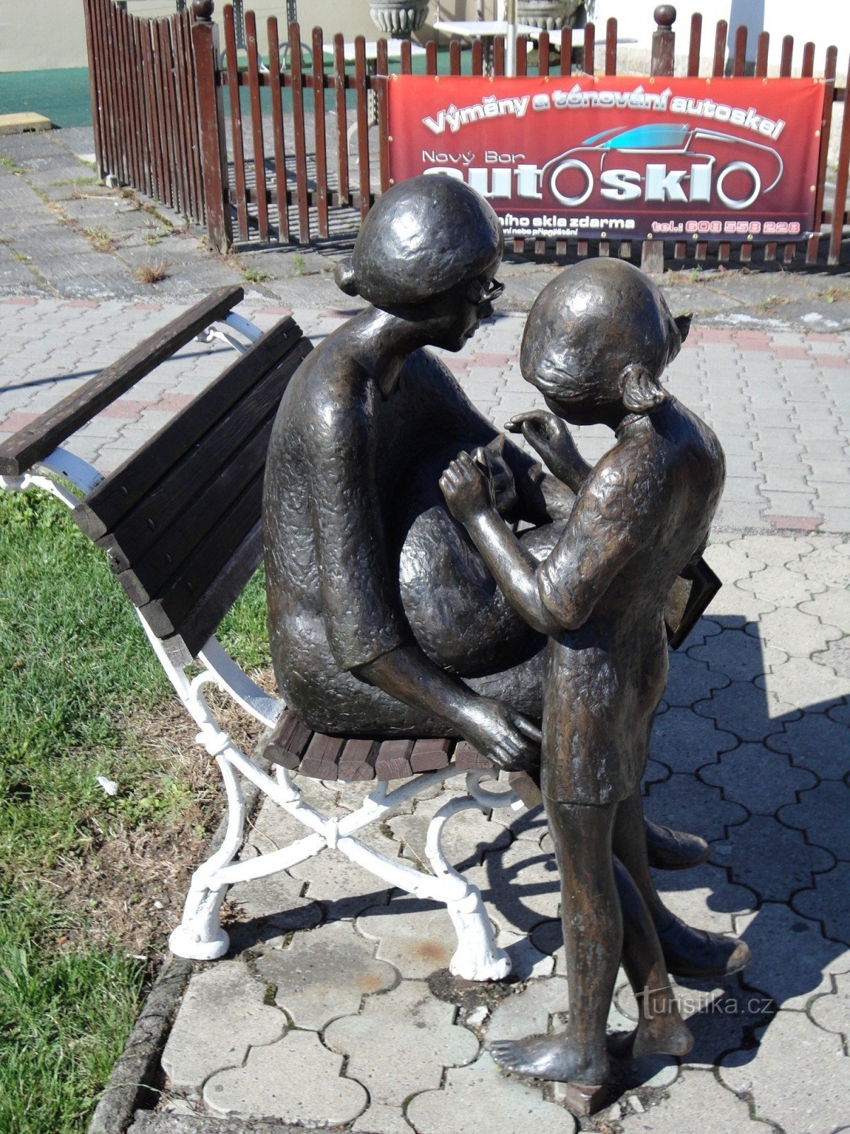 Nový Bor - fontaine de pêcheur et statue assise