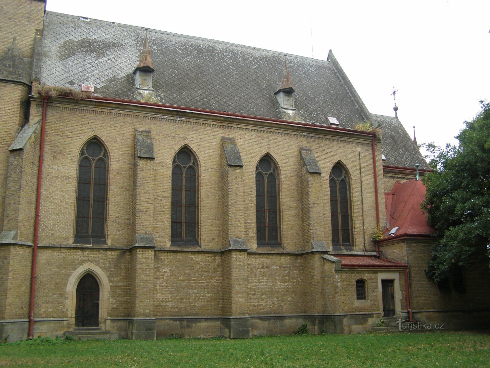 Nový Bydžov - Jungfru Marias kyrka av de sju smärtorna