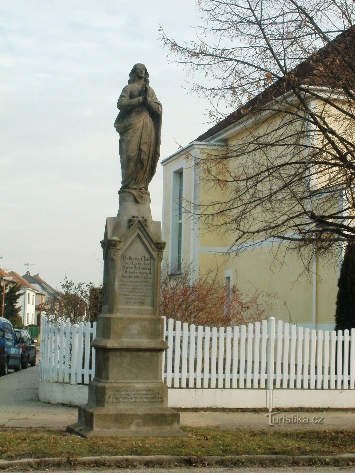 Nový Bydžov - ett monument med en staty av St. Jungfru Maria