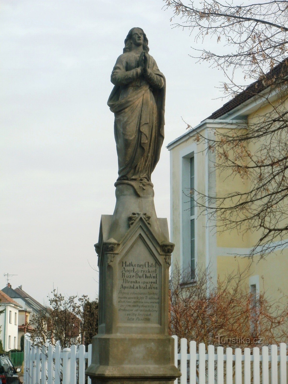 Nový Bydžov - 一座带有圣彼得雕像的纪念碑。 圣母玛利亚