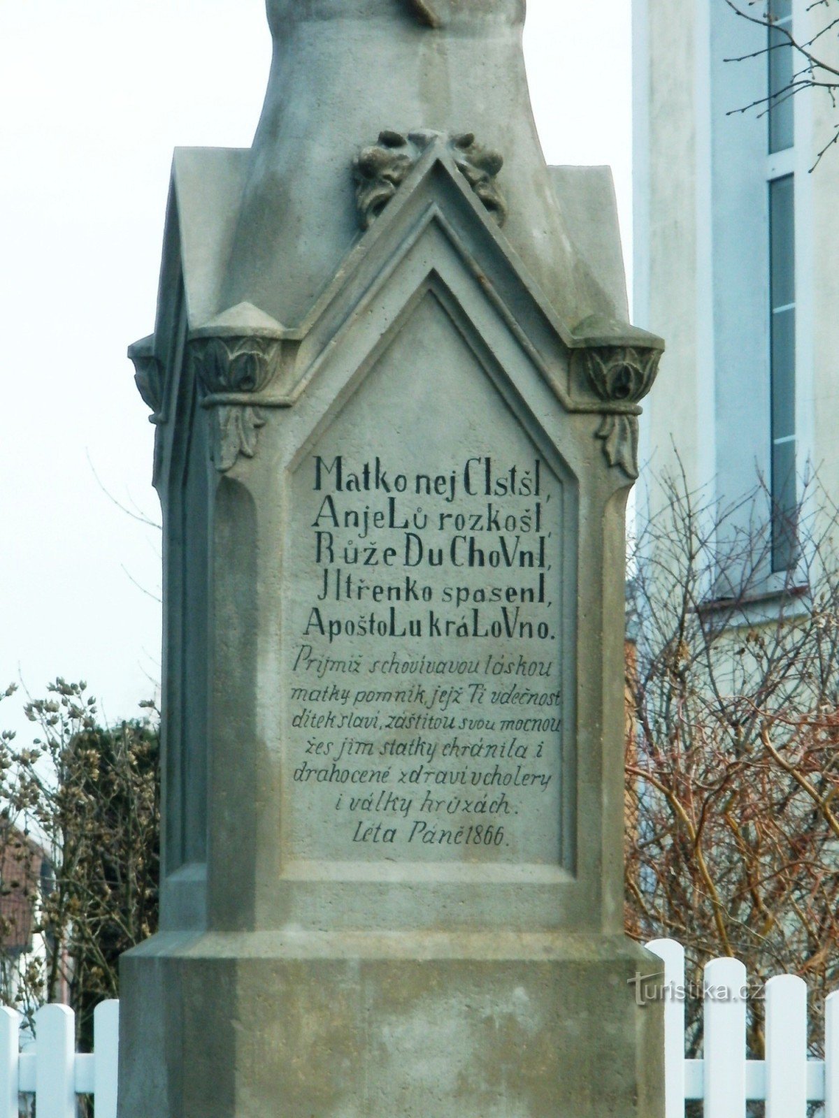 Nový Bydžov - un monumento con una estatua de St. Virgen María