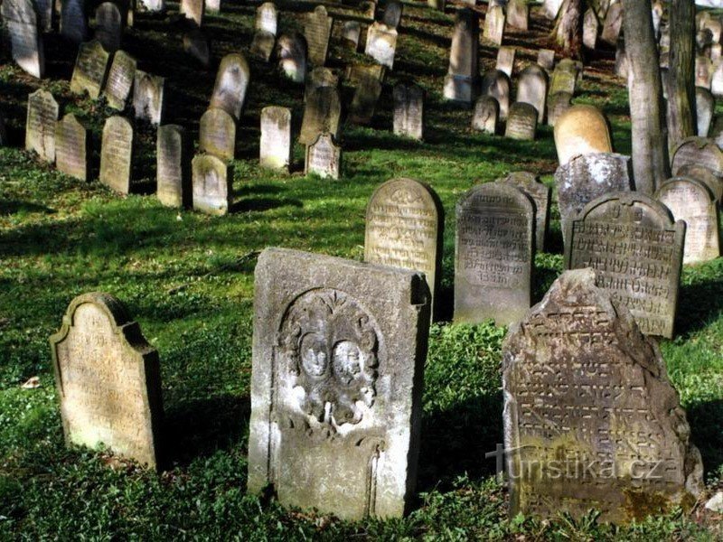 Nový Bydžov - cimitirul evreiesc (foto folosită din prezentarea oficială a orașului Novy Bydžov)