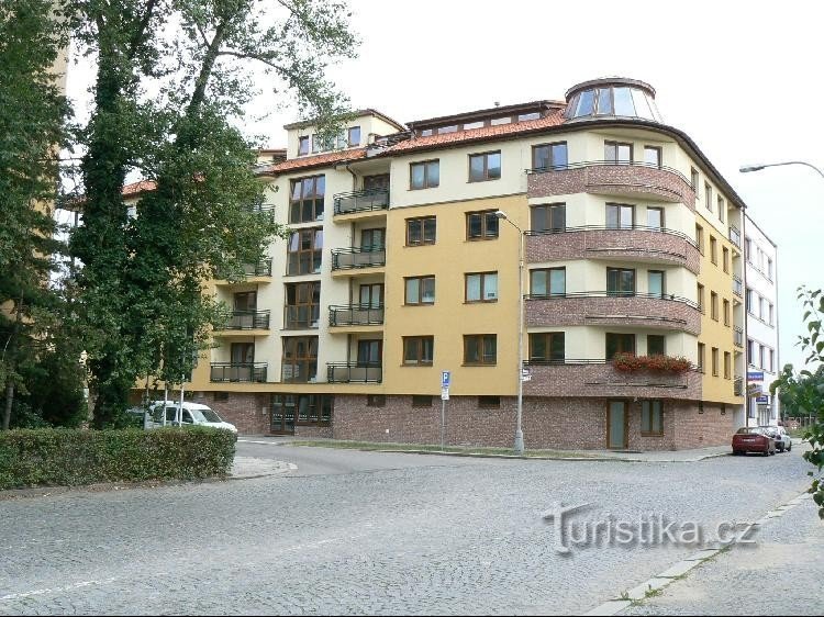 Nieuw appartementengebouw gebouwd in een gat in de Macanova-straat