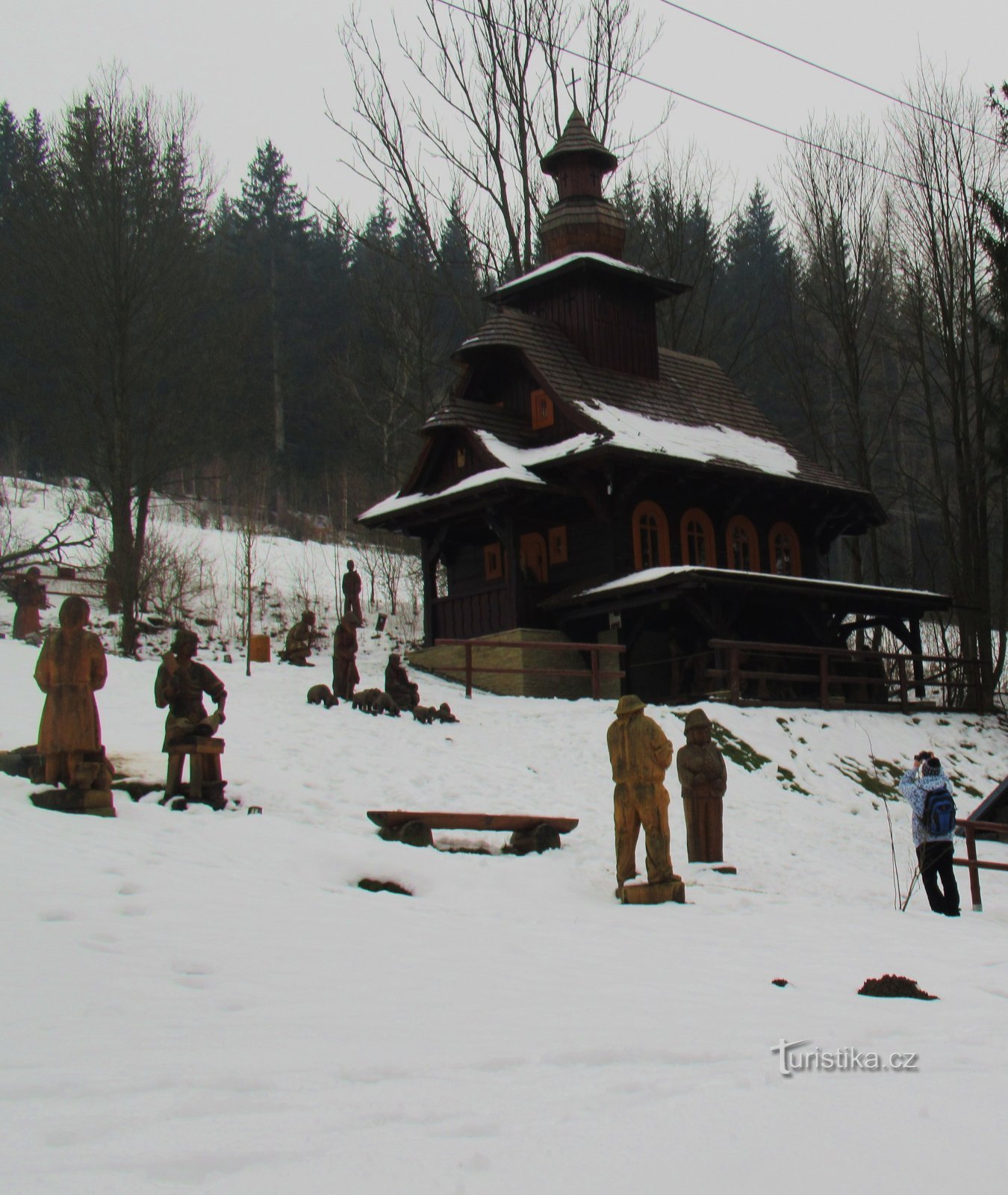 Nouvelle église en bois dans la Galerie des œuvres en bois à ciel ouvert à Velké Karlo