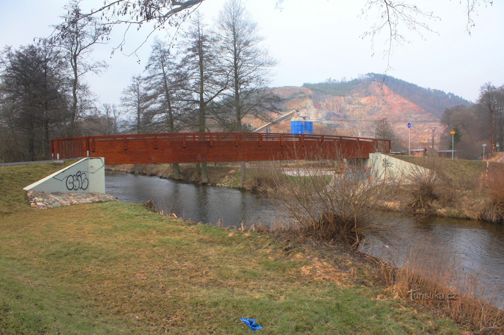 スヴラトカ川に架かる新しい木製の橋