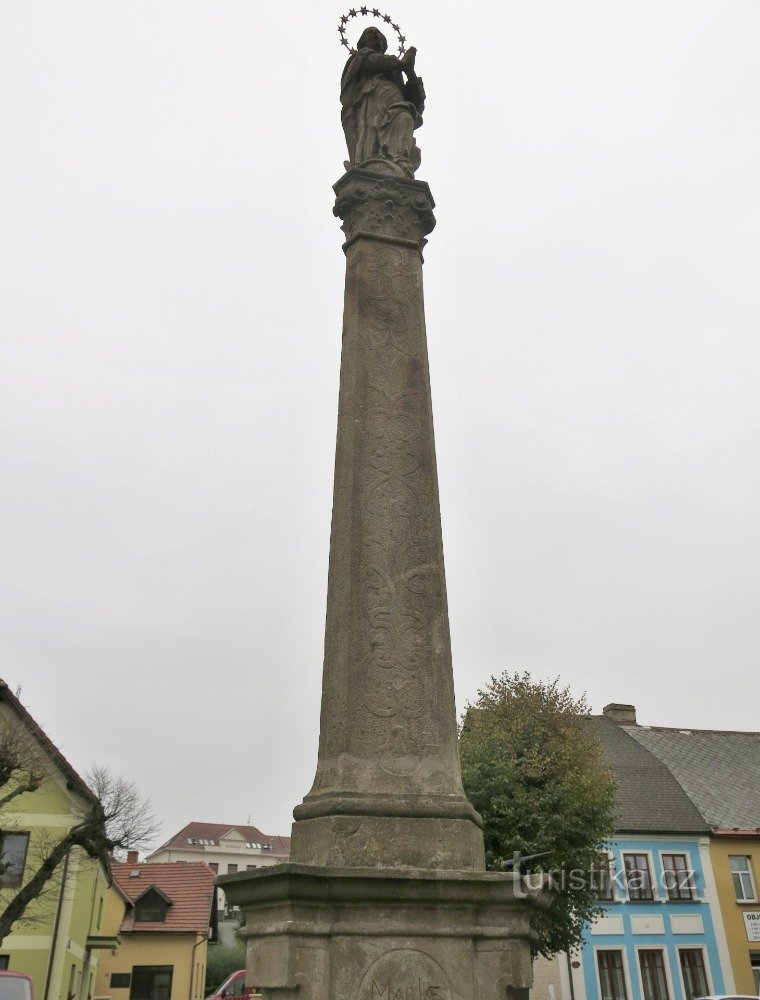 Nový Hrádek - en søjle med en statue af Jomfru Maria