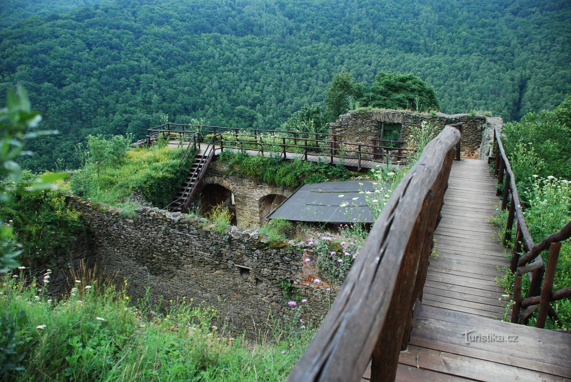 nuevo castillo cerca de lukov