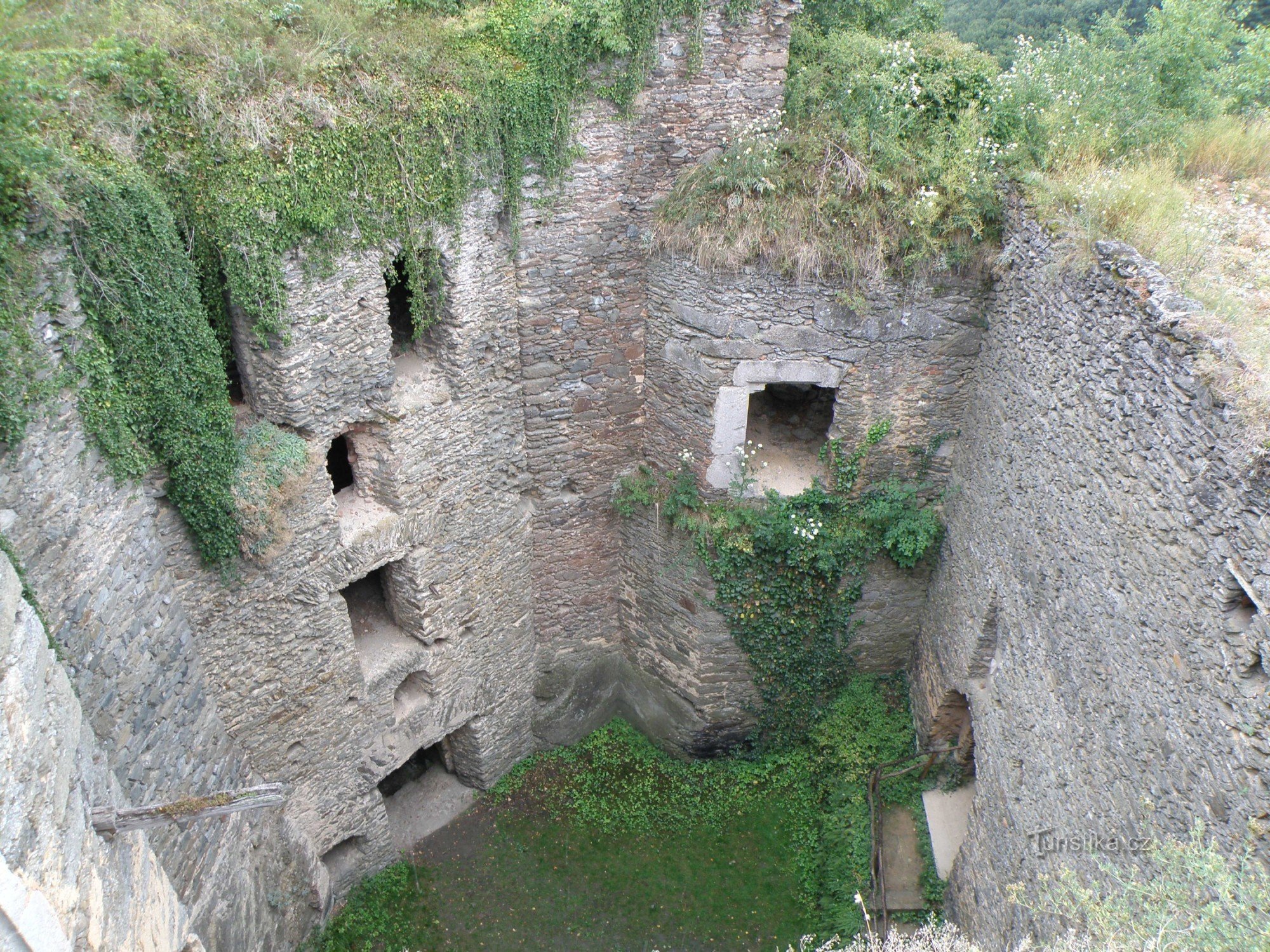 Nový Hrádek cerca de Lukovo - patio interior desde la torre