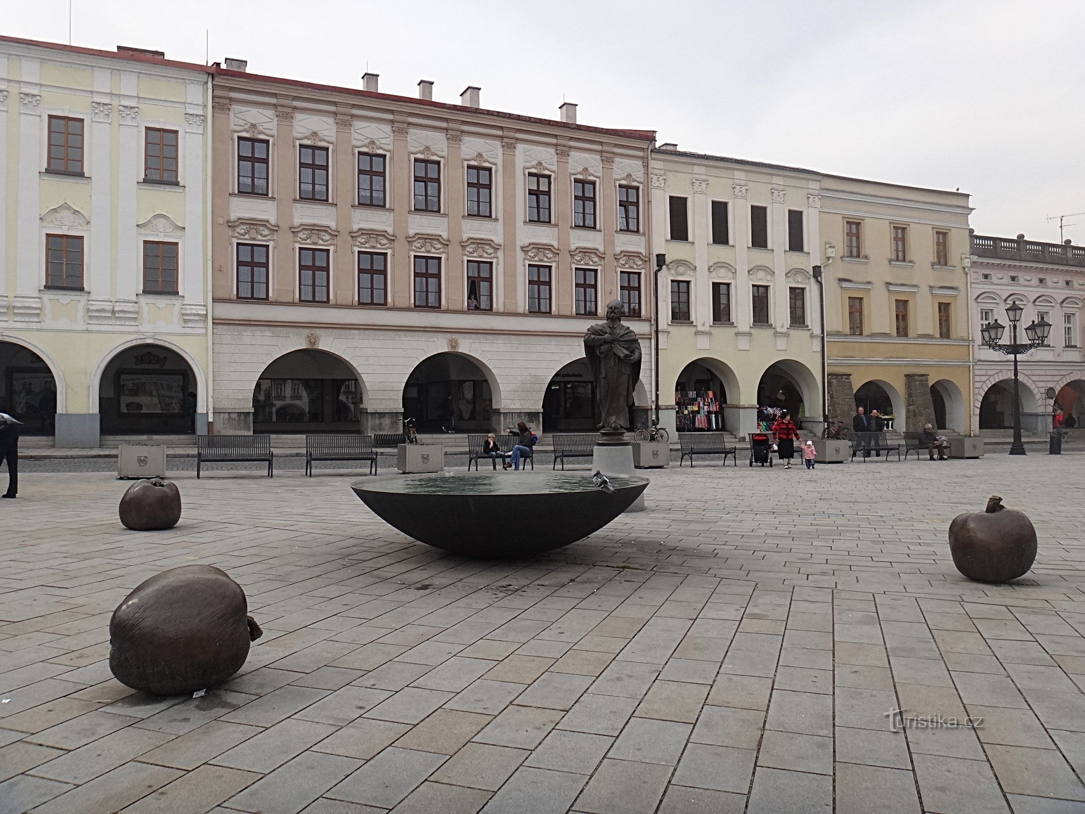 Nový Jičín új szökőkútja és Szent István szobra. Miklós a Masaryk téren