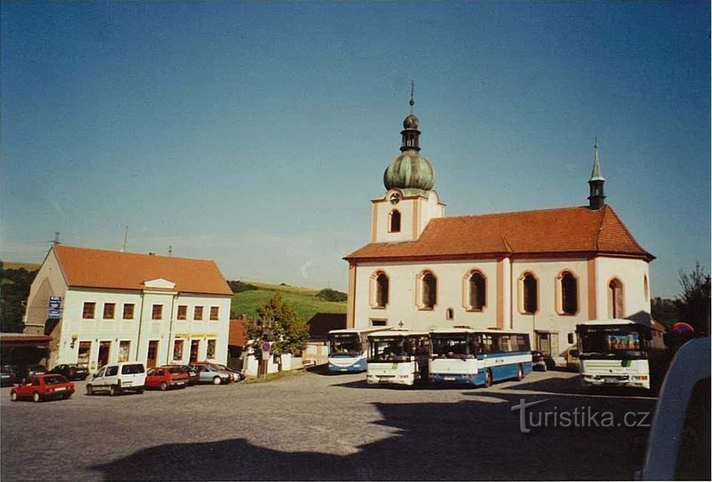 Nový Knín - litet torg med kyrkan St. Nicholas