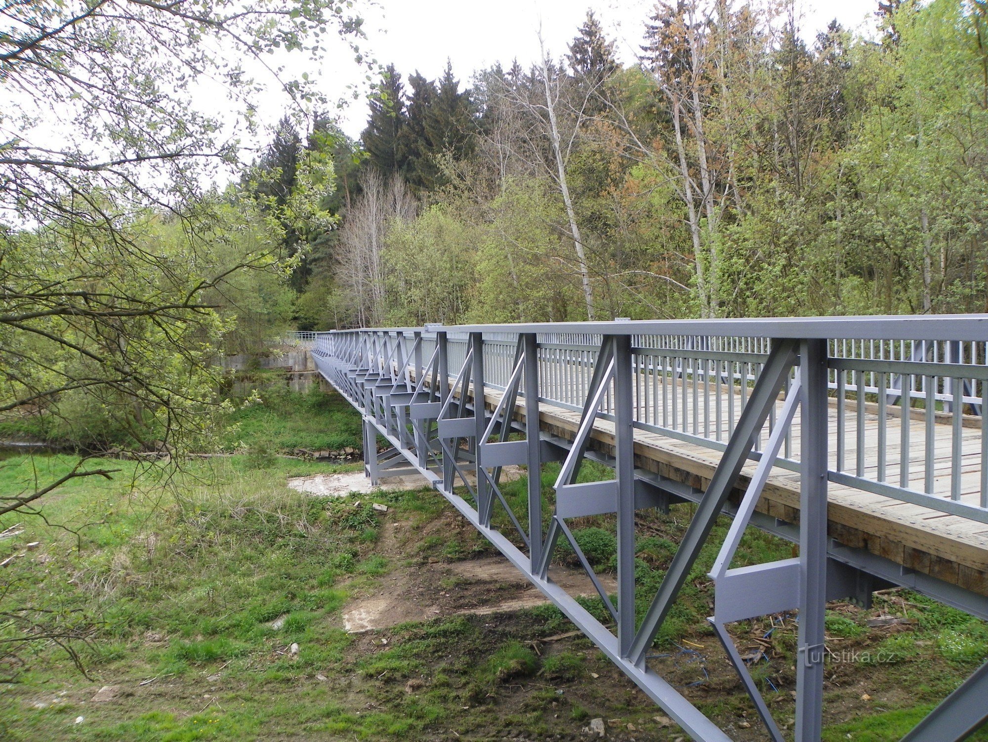 自行车道上的新桥