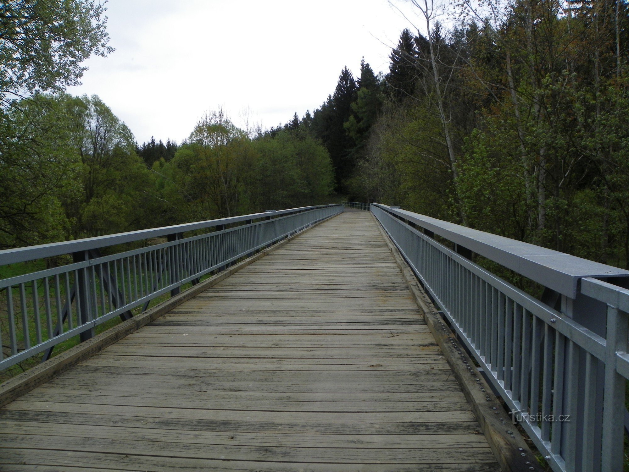 自行车道路线上的新桥
