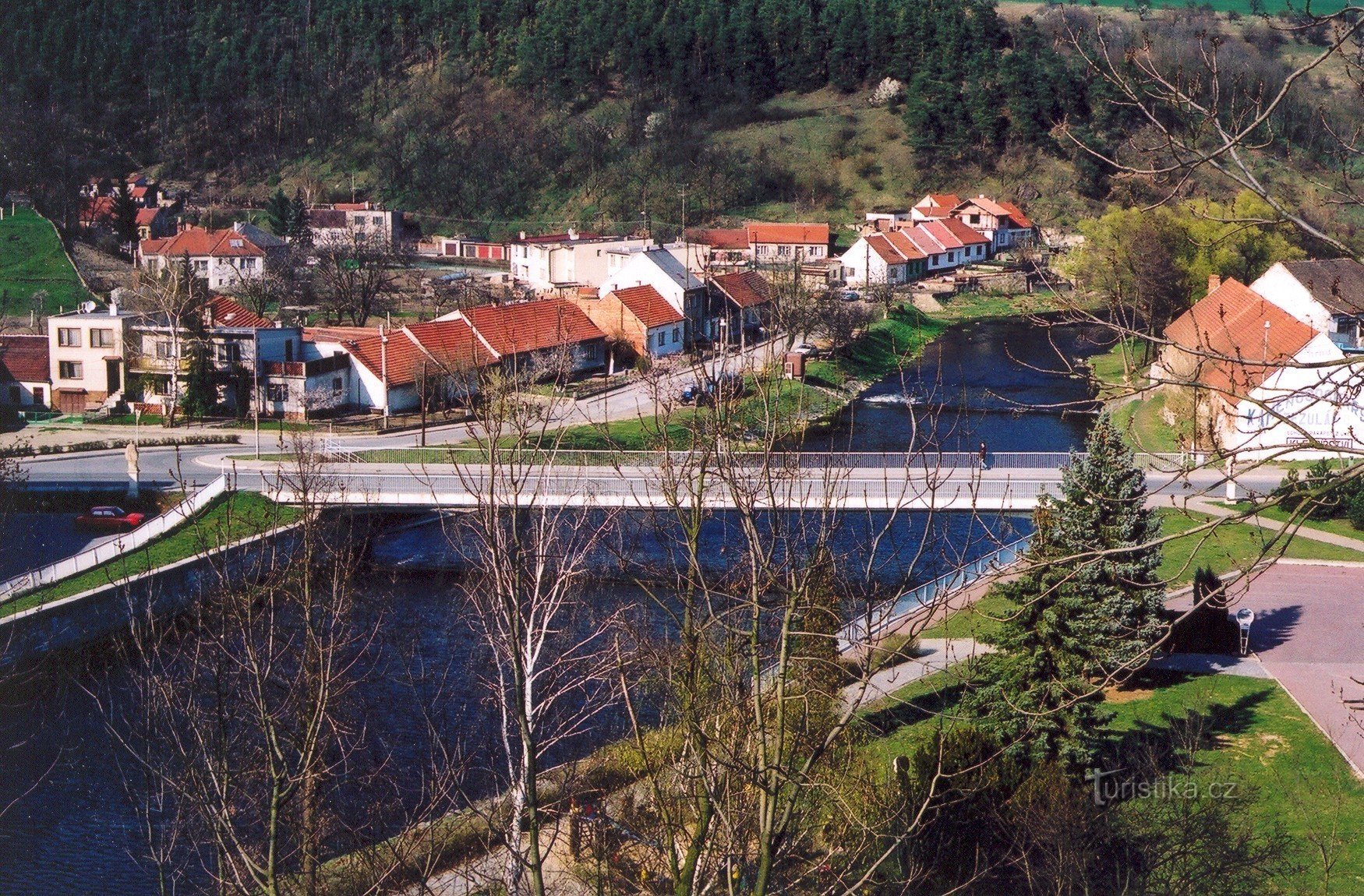 市政厅附近 Oslava 上的新桥