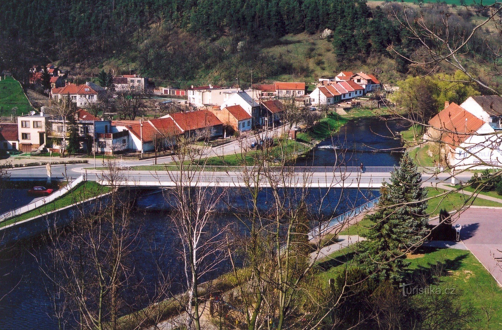 El nuevo puente sobre Oslava cerca del Ayuntamiento