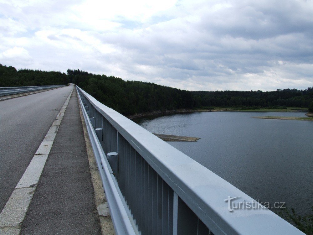 Neue Brücke über den Římov-Damm