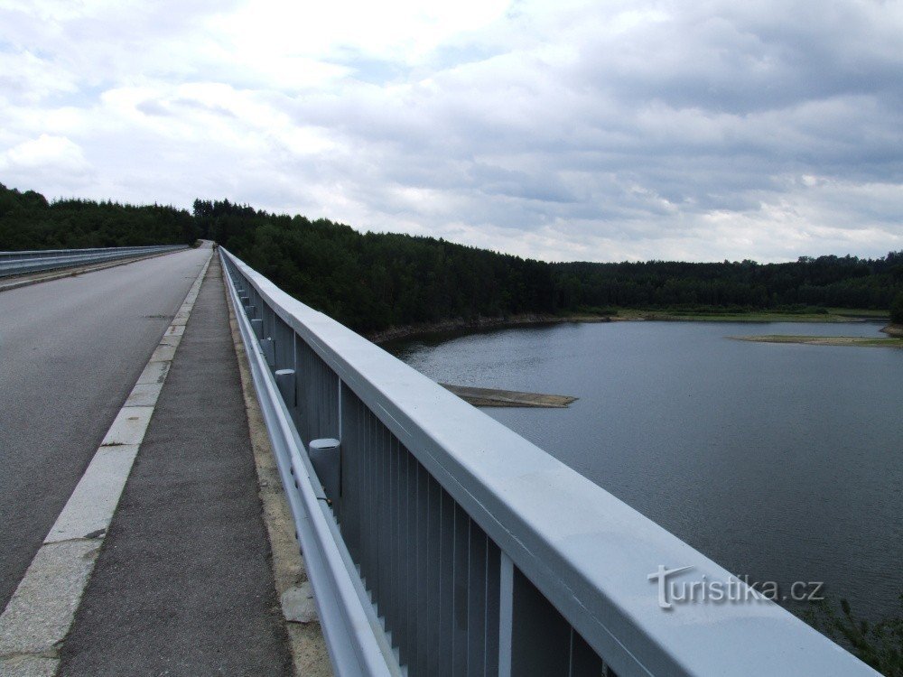 Nova ponte sobre a barragem de Římov