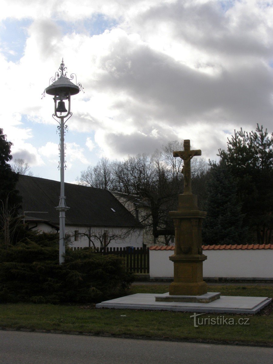 Nový Ples - a cross with a bell